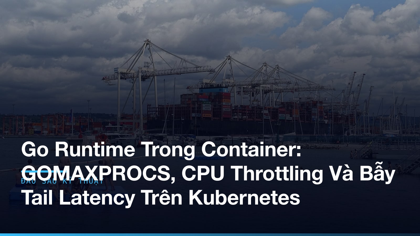 Container xếp ở cảng
