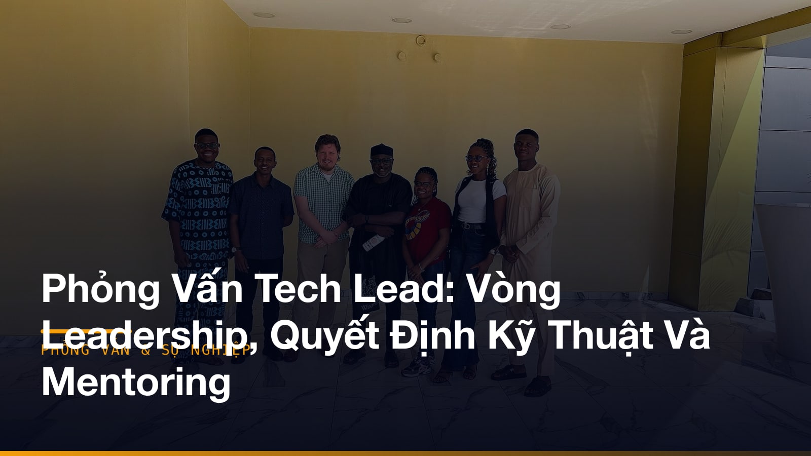 Đội ngũ họp trước bảng trắng